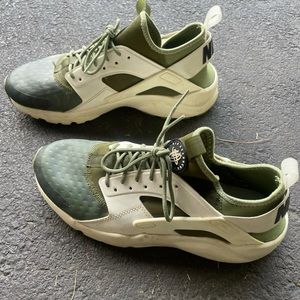 Nike air Hurache size 8.5 sneakers, like new!